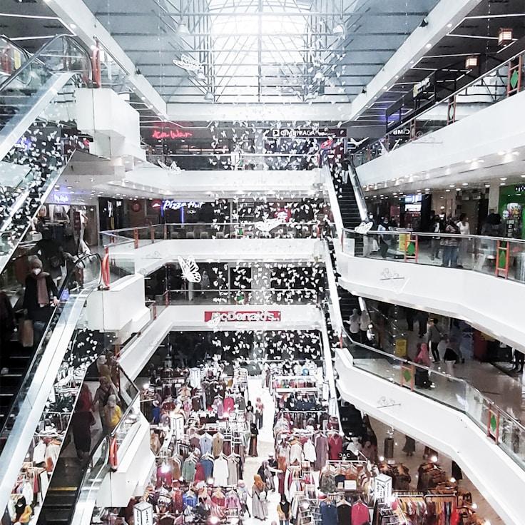 Family-friendly shopping and daily life in United Kingdom